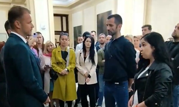 Gradonačelnik Banjaluke pred nezadovoljnim roditeljima: Nemojte kolutati očima VIDEO