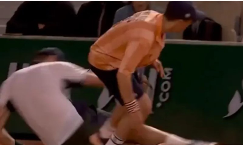 Urnebesna scena na Rolan Garosu: Dječak koji je sakupljao loptica patosirao tenisera VIDEO