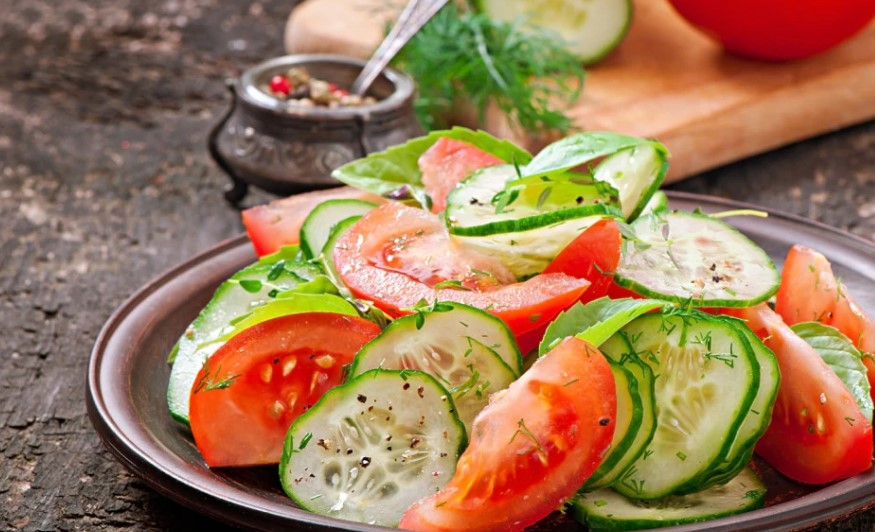 Obožavate salatu od krastavca i paradajza? Ovo su razlozi zašto bi je trebalo izbjegavati