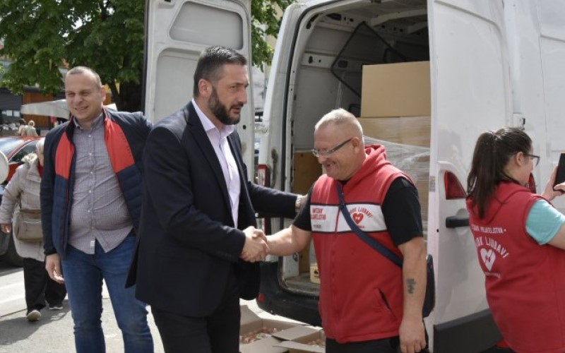 Povodom Vaskrsa! GO SNSD Banjaluka donirao jaja, hranu i kolače “Mozaiku prijateljstva“