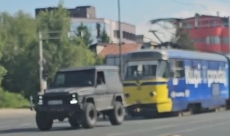 Terenac šlepa tramvaj: Nesvakidašnji prizor privukao pažnju u ovom dijelu BiH VIDEO