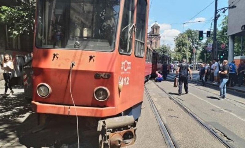 Saobraćaj u tom dijelu obustavljen: Tramvaj izletio iz šina u centru Beograda