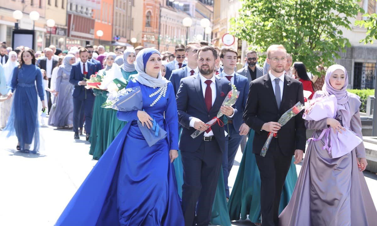 Svečani defile kroz centar: Maturanti medrese otvorili sezonu matura u Banjaluci FOTO/VIDEO