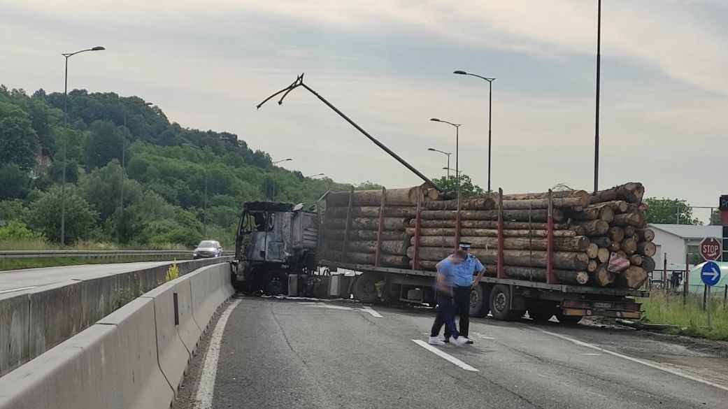 Gorjeli kamioni i benzinska pumpa: Povrijeđeno jedno lice u udesu u Trnu FOTO