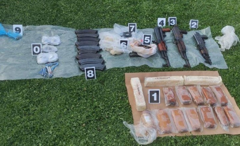 Posao za policiju: Oduzet arsenal oružja, detonatori i droga, muškarac završio iza rešetaka