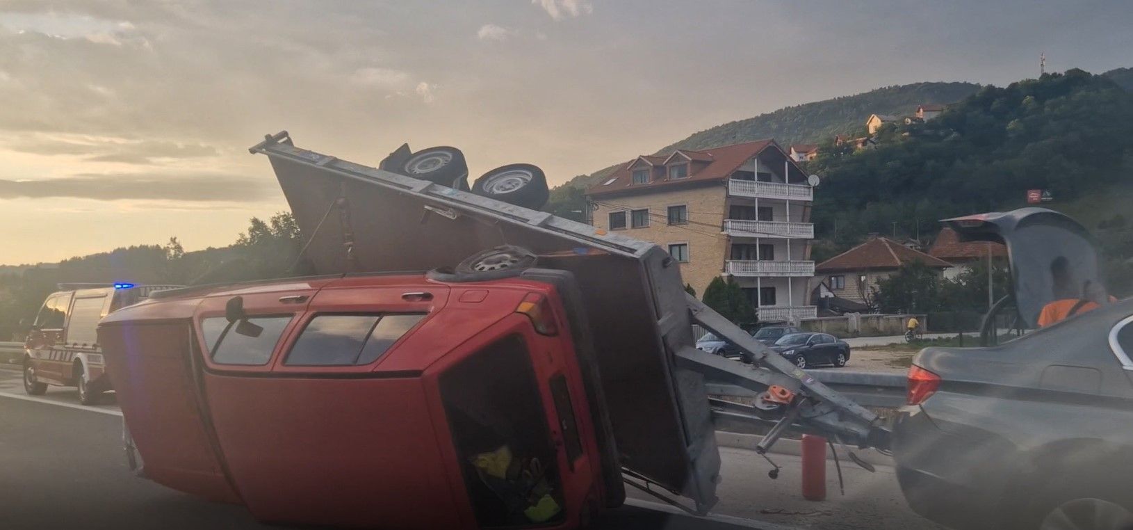 Nesreća na auto-putu: Prevrnula se prikolica s vozilom, blokirana jedna traka
