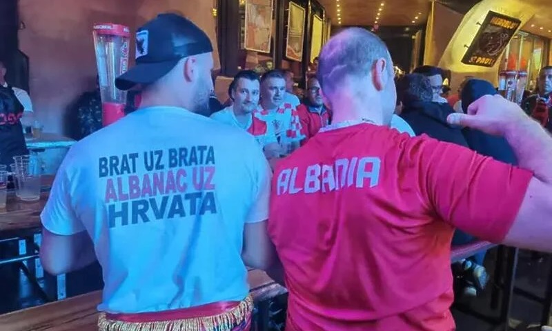 Ljubav cvjeta između navijača: Hrvati i Albanci u prijateljskom raspoloženju dočekuju meč