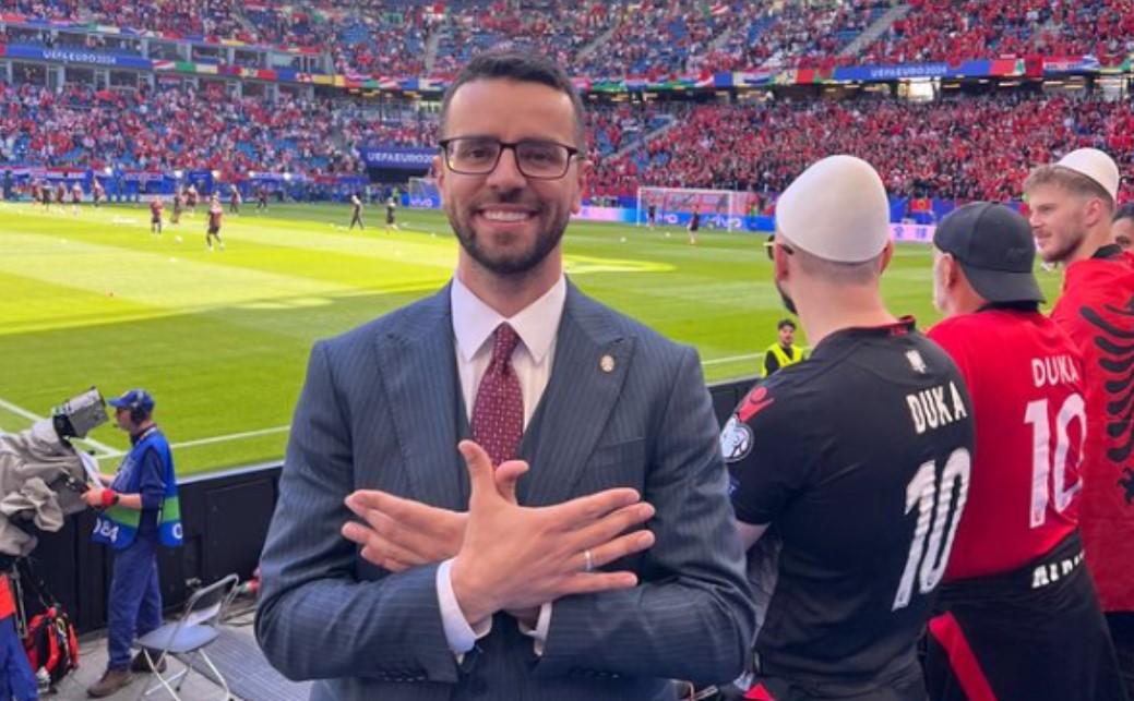 Novinar koji je kažnjen poslao novu poruku sa tribina: Simbol orla do smrti FOTO