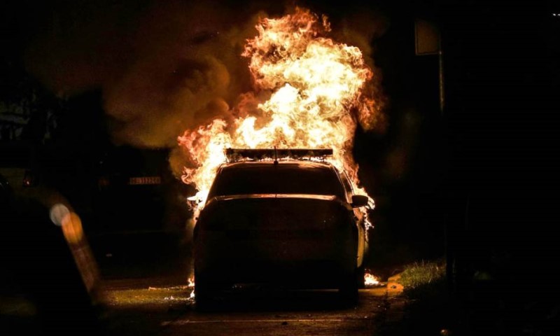 Buktinja alarmirala policiju: Vatrom oštećena tri automobila u Bijeljini