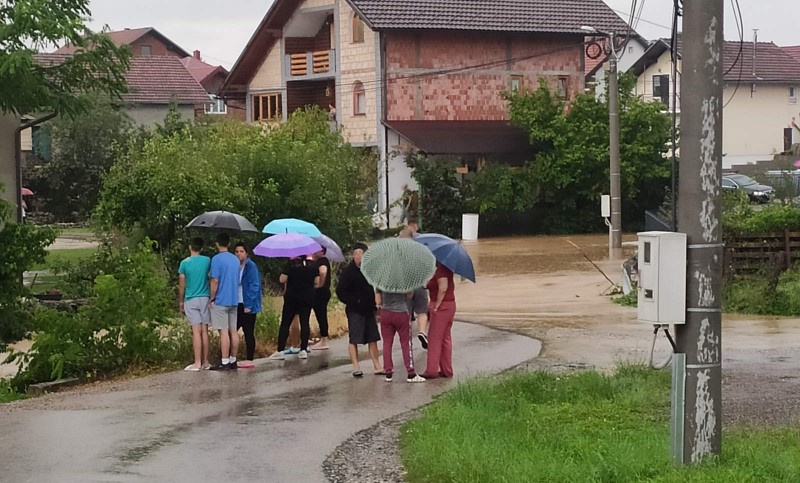 Poplavljene kuće, preko mosta niko se ne usuđuje da krene: Haos u ovom dijelu Banjaluke VIDEO