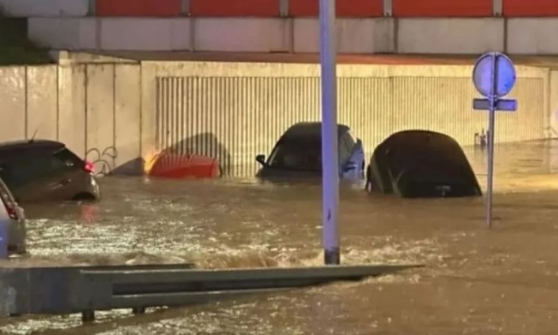 Jako nevrijeme napravilo haos: Potopljeni automobili i noćni klub FOTO/VIDEO
