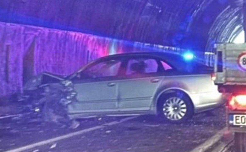 Težak sudar u tunelu: U udesu učestvovala dva automobila i kamion