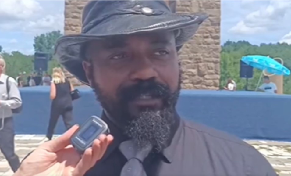 Prešao u pravoslavlje: Amerikanac došao na Gazimestan za Vidovdan VIDEO