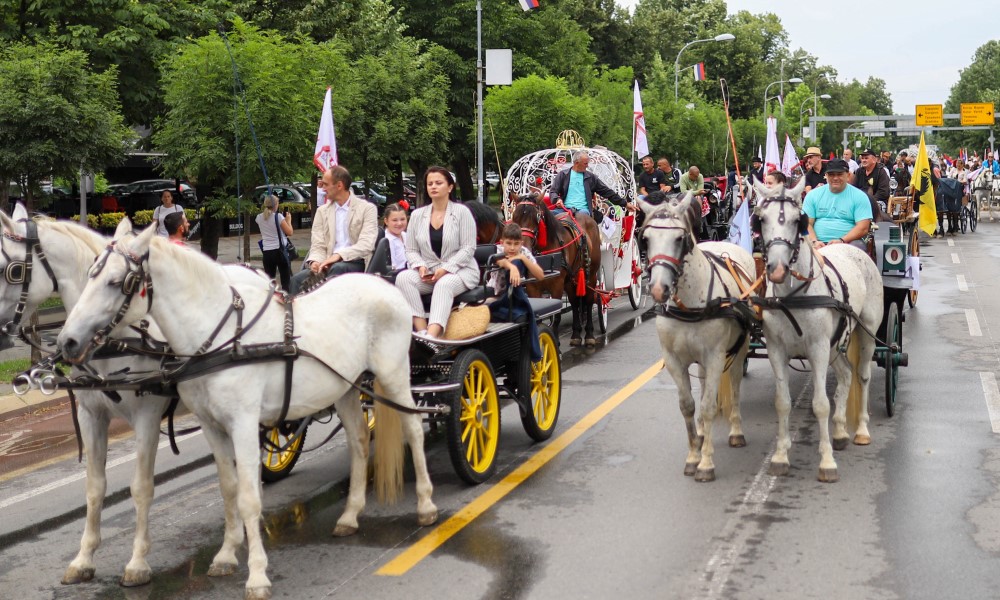 Obilježen “Duhovski utorak”: Defile kočija oduševio Banjalučane FOTO