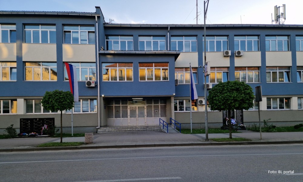 Osnovni sud u Doboju: Dvojac optužen da je iz stana odnio 45.000 KM