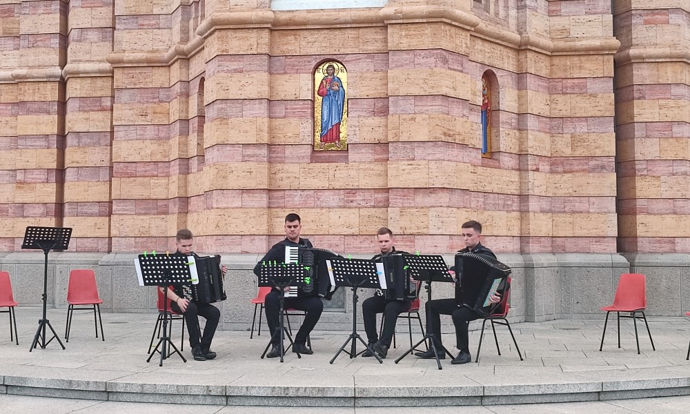 Na nekoliko lokacija u Banjaluci: Održani humanitarni koncerti povodom dana muzike FOTO