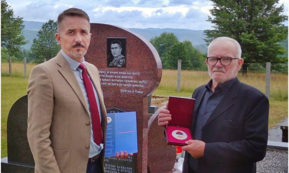 Simbol zahvalnosti: Ocu heroja sa Košara uručen amblem Srpske