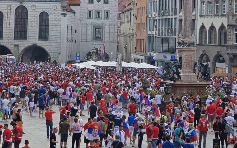 Pogađa u srce svakog navijača: Zastava sa likom Siniše Mihajlovića u Minhenu FOTO