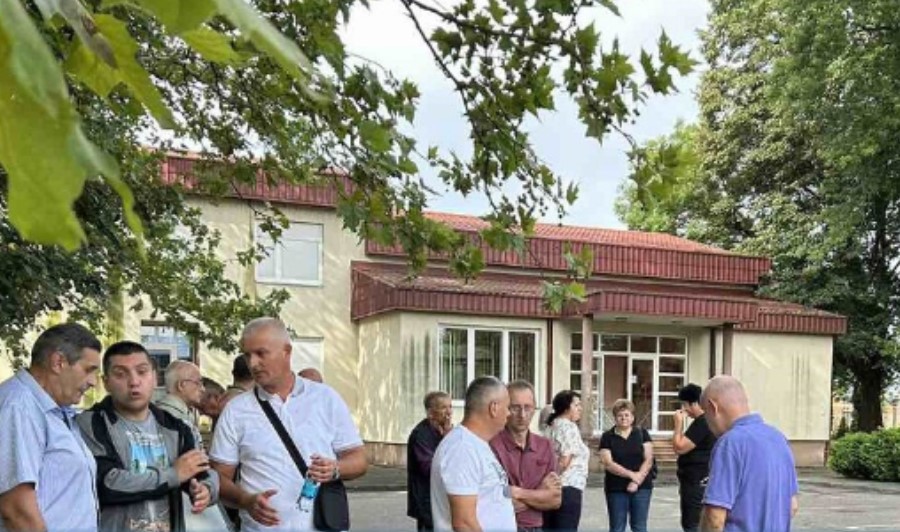 Radnici ispred “Niskogradnje”: Traže da im se ispate doprinosi i zaostale plate