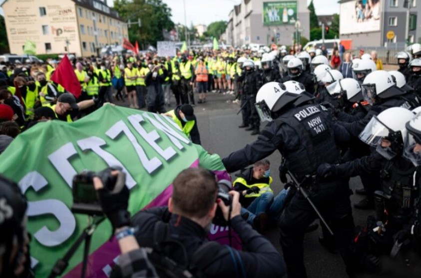 Haos u Njemačkoj: Policija koristila biber sprej i palice protiv demonstranata