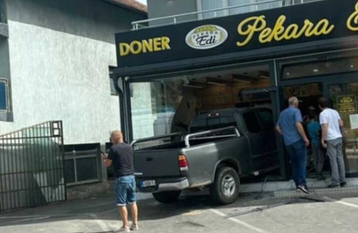 Povrijeđene tri osobe: Automobilom uletio u izlog pekare
