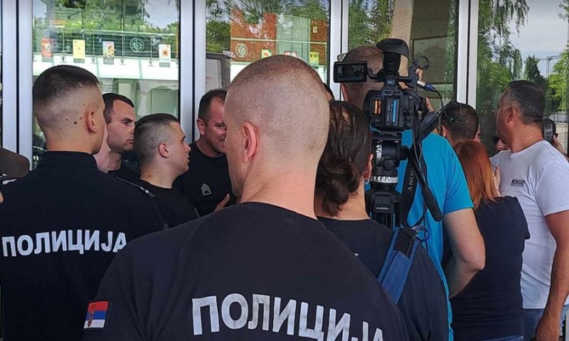 Uništavali sve pred sobom: Vandali upali u prostorije SNS-a