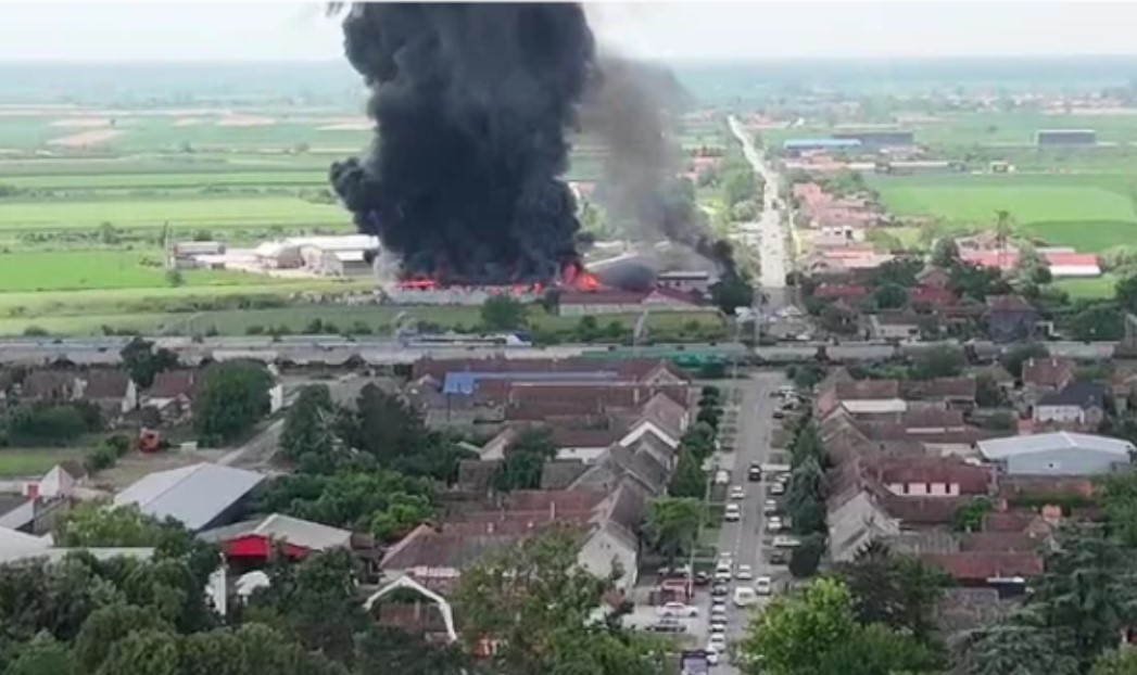 Borba sa vatrom: Gori fabrika lakova, odjekuju eksplozije VIDEO