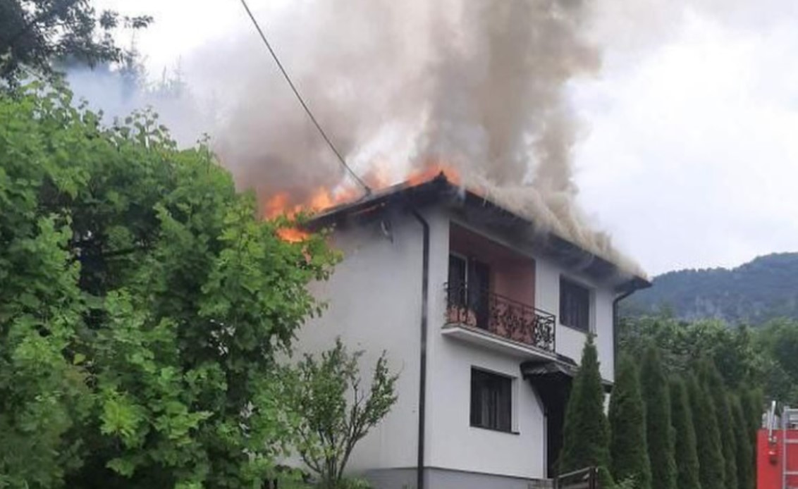 Zastrašujući prizor: Grom udario u kuću, pa izazvao požar FOTO