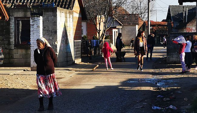 Policajac teško povrijeđen: Sukob sa grupom muškaraca u romskom naselju
