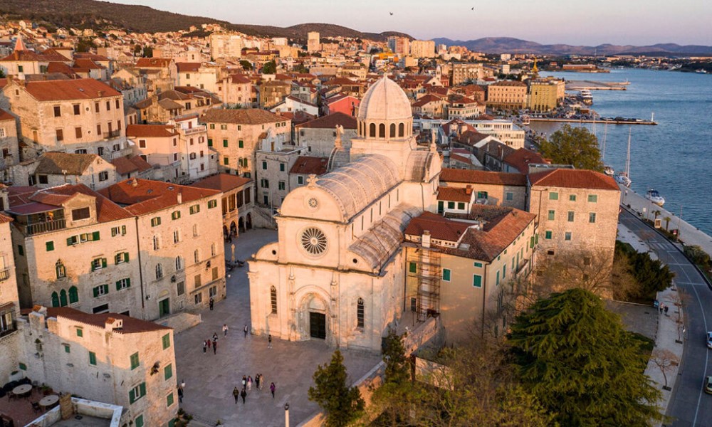 Ružna slika iz Šibenika: Ustaški simboli na autobuskoj stanici FOTO