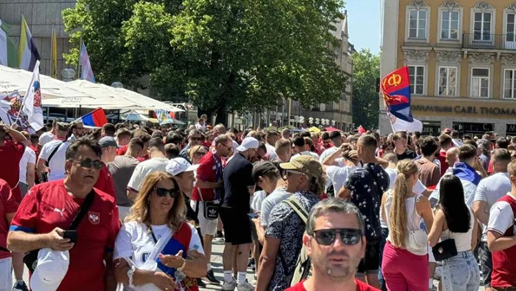 Sjajno raspoloženje u Minhenu: Navijači Srbije već na ulicama VIDEO