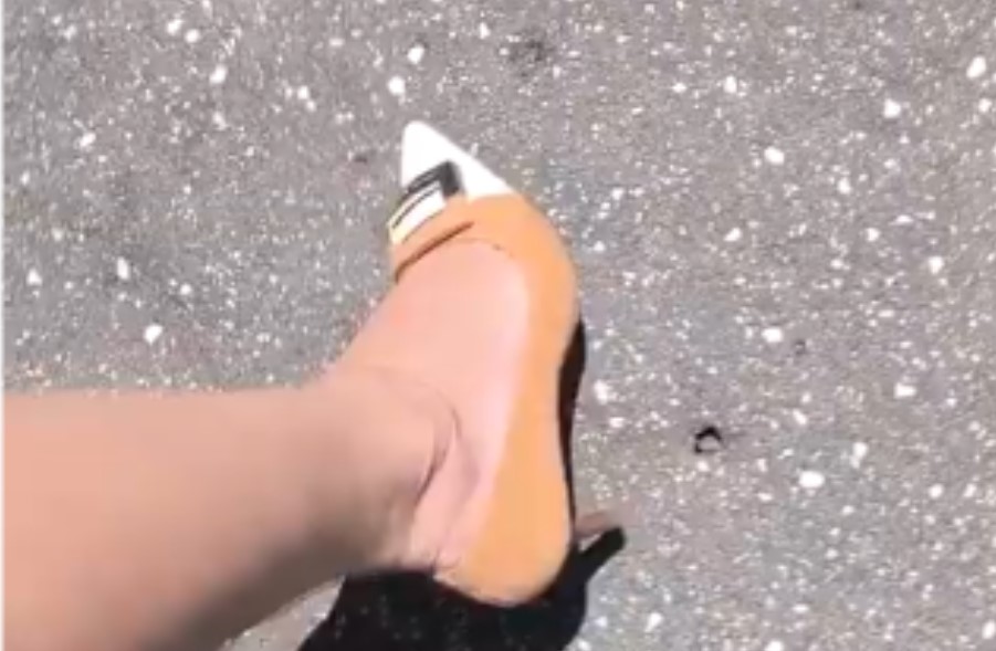 Asfalt se bukvalno topi: Djevojka štiklom napravila nekoliko rupa VIDEO