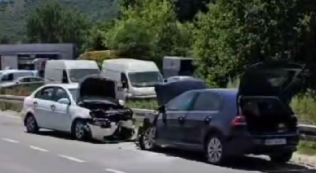 Vozač zaspao za volanom: Zabio se u “golf 7” koji se potom zapalio VIDEO