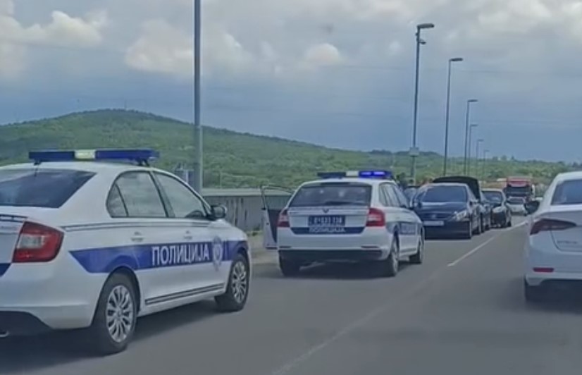 Peh tokom svadbene kolone: Karambol svatova na autoputu VIDEO