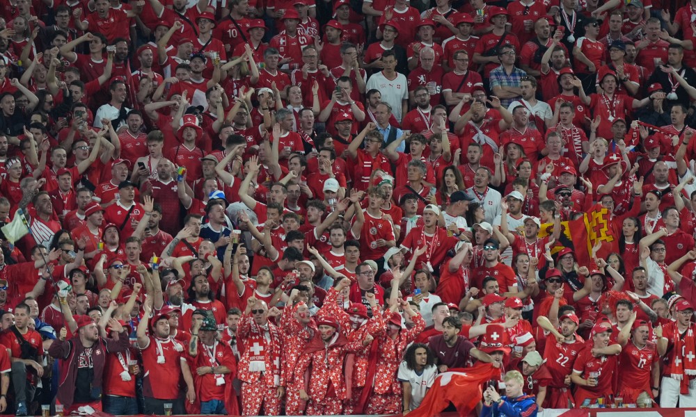 UEFA kaznila FS Švajcarske: Navijači istakli zastave OVK na tribinama