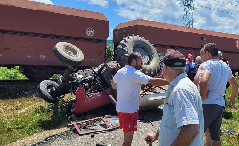 Vozač nije poštovao signalizaciju: Teretni voz ŽRS naletio na traktor FOTO