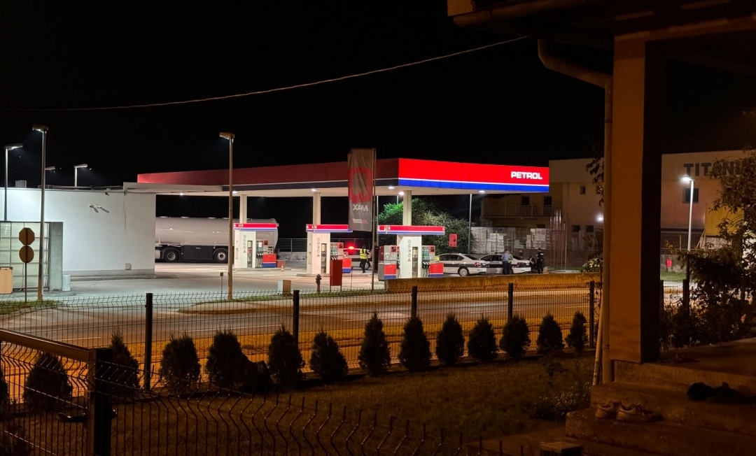 Uhapšen muškarac koji je pucao i slupao 2 automobila u Tuzli, pronašli ga golog FOTO