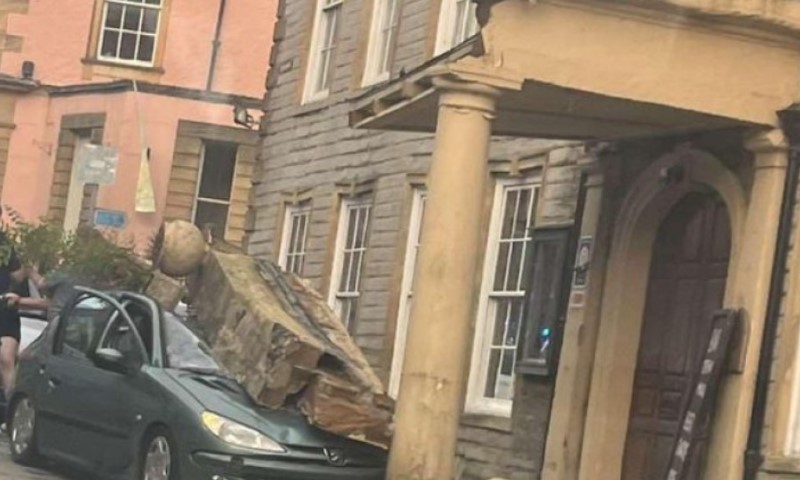 Vozilo zgnječeno: U ulaz hotela iz 15. vijeka zabio se automobil