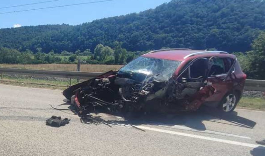 Težak udes na magistralnom putu: Automobil sletio sa kolovoza