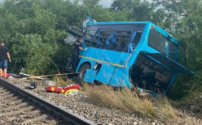 Broj poginulih porastao: Najmanje sedmoro stradalih u sudaru voza i autobusa