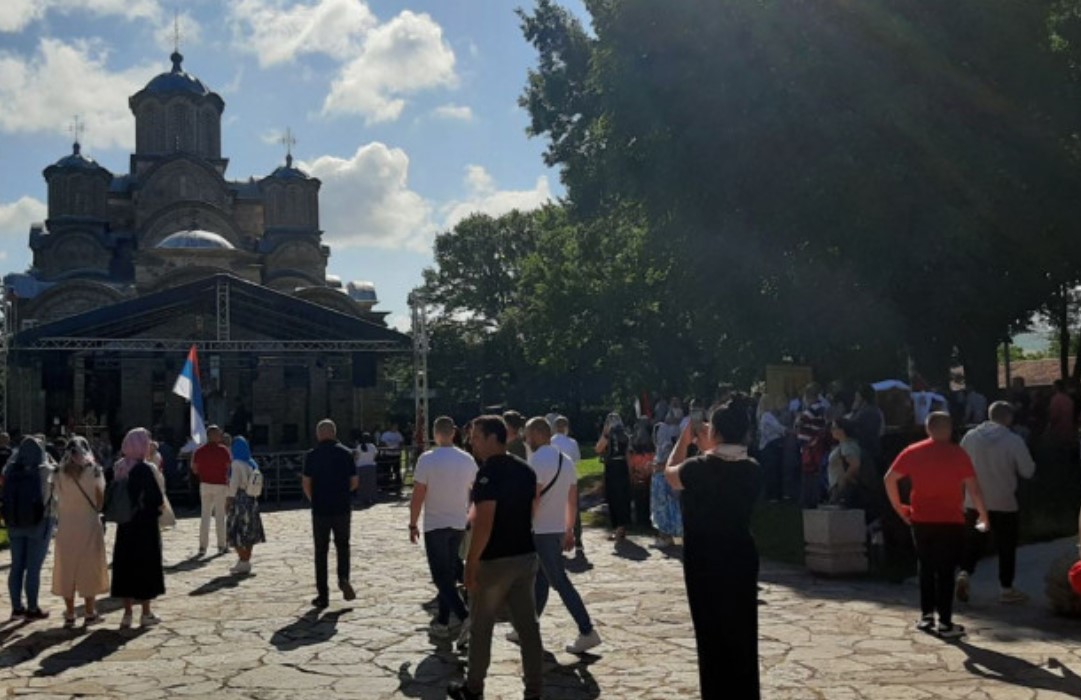 Proslava Vidovdana na Kosmetu: Srbi iz svih krajeva na liturgiji u Gračanici