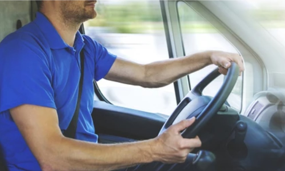 Čovjek leži nasred puta: Vozač naišao na jezivu scenu, tragedija za dlaku izbjegnuta VIDEO