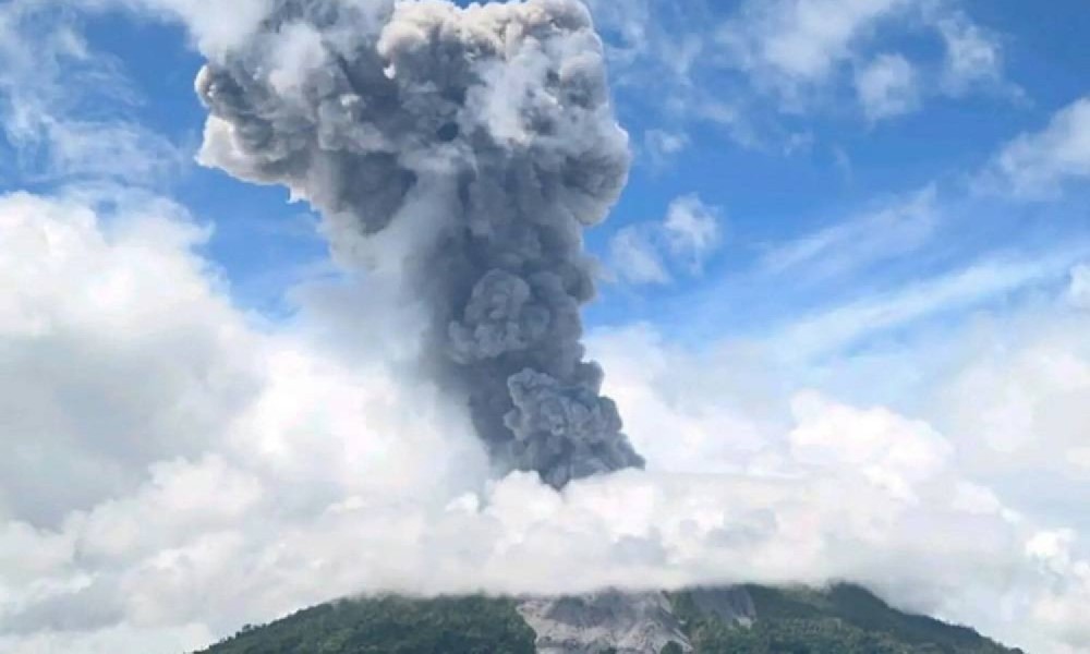 Stub pepela visok pet kilometara: Ponovo eruptirao vulkan Ibu