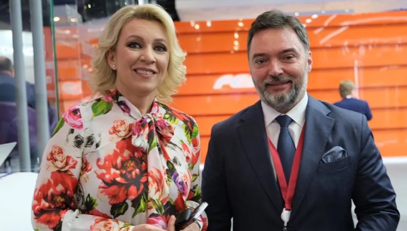 Košarac se sastao sa Zaharovom: Uručio joj značku sa zastavom Srpske