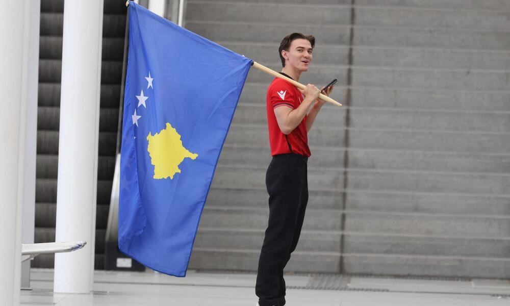 Nova provokacija Albanaca: Mahao zastavom Kosova ispred stadiona na kom igra Srbija