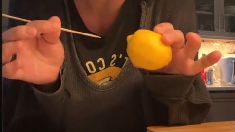 Svi u šoku: Malo ko zna da se limun može ovako cijediti VIDEO