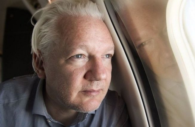 Džulijan Asanž doputovao na teritoriju SAD: Sutra postiže dogovor sa američkim pravosuđem?