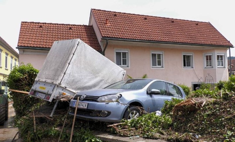 Dramatične scene u Austriji: Bujica nosila automobile, uništena i biračka mjesta VIDEO/FOTO