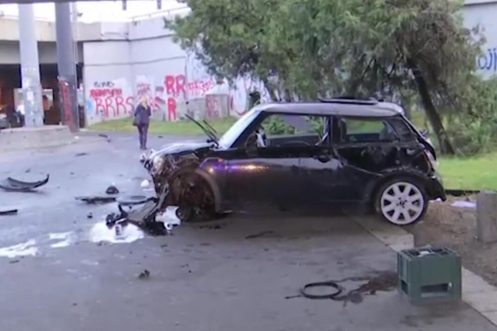 Automobil sletio na pješačku stazu: Povrijeđene tri osobe