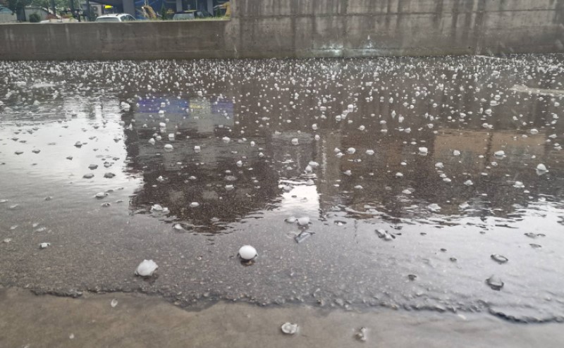 Snažno nevrijeme nije zaobišlo ni Banjaluku: Padao grad, a nakon toga i jaka kiša VIDEO